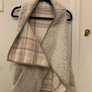 Nordstrom - Reversible Sherpa Vest - OS - Light Gray and Pastel Pink/Tan Plaid